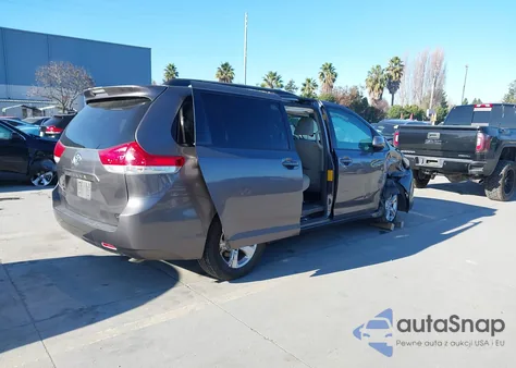 2013 Toyota Sienna Le V6 8 Passenger z USA, uszkodzony, nr VIN 5TDKK3DC0DS289392
